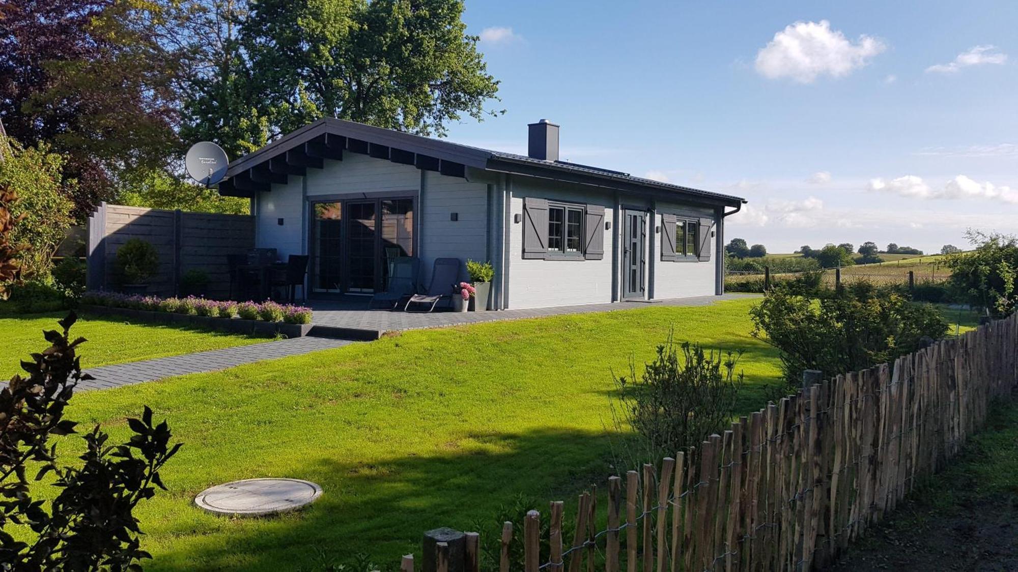 Idyllisches-Blockbohlenhaus-Mit-Eigenem-Garten-Und-Sauna-Zum-Wohlfuehlen Martensrade Exterior photo